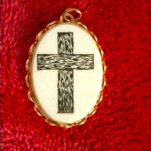 Cross necklace pendant in very good condition